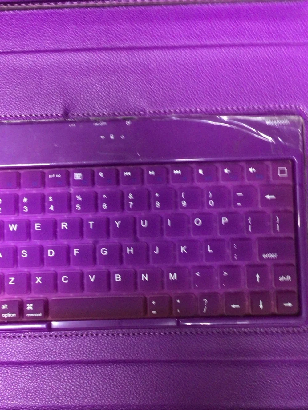 Apple iPad with case ,4 gen apple iPad with Bluetooth keyboard. Please read